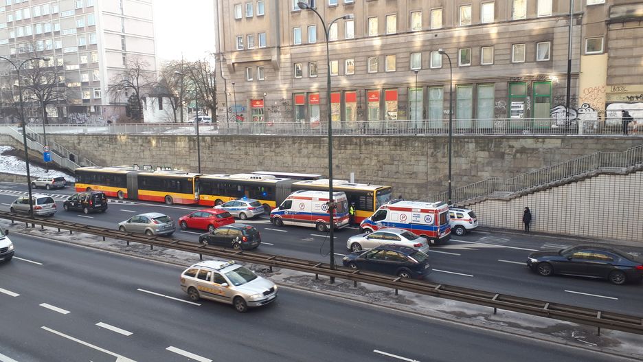 Kierowca autobusu nie zdążył wyhamować i uderzył w pojazd stojący przed nim