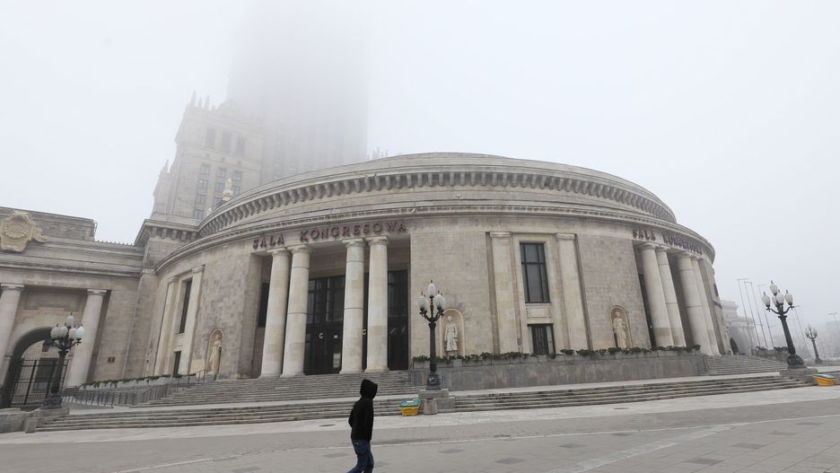 Warszawa. Mroźny i mglisty poranek w piątek, 17 stycznia 2020 r.