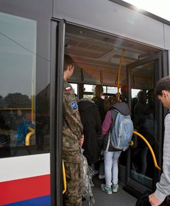 Kontroler usiadł na kobiecie i nazwał "czarnuchem". Bo nie miała skasowanego biletu