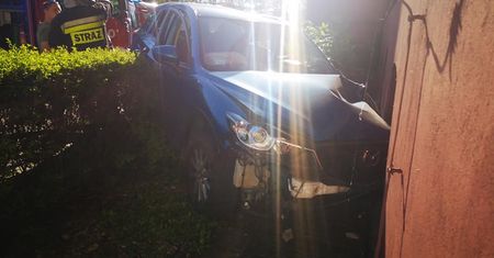 Bydgoszcz. Mazda CX-5 wbiła się w budynek Sądu Rejonowego