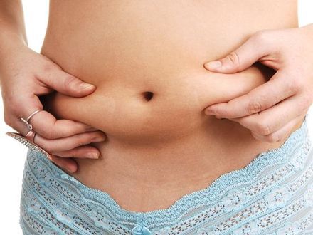 Osoby z sylwetką skinny fat charakteryzują się wysokim poziomem otłuszczenia przy stosunkowo niskiej wadze.