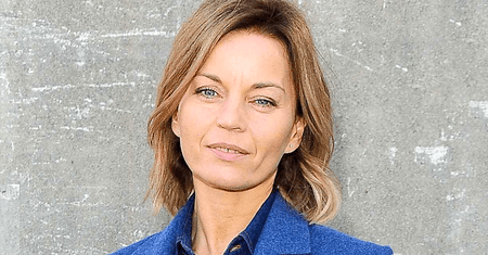 Niebieska stylizacja Małgorzaty Foremniak prosto z planu filmowego. Ty możesz taki strój nosić na co dzień