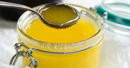Wspaniałe właściwości masła ghee. Niezastąpione do smażenia