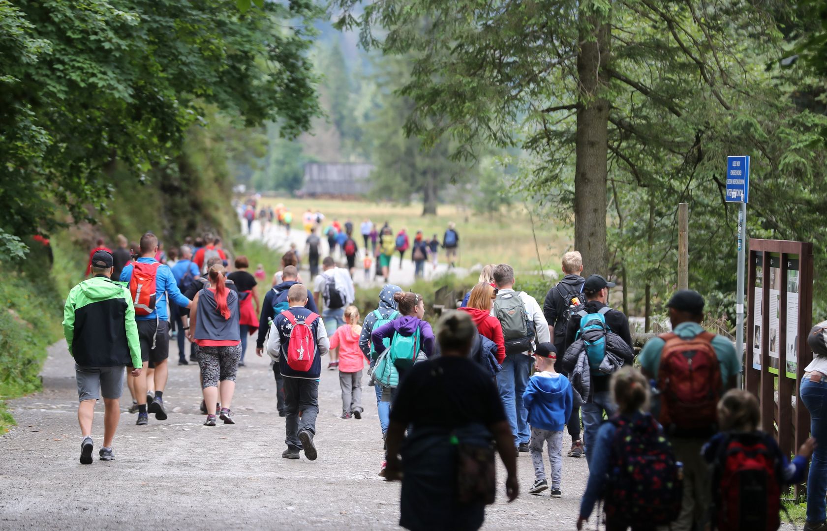 Długi weekend oznacza długie kolejki i tłok na górskich szlakach nie tylko w Polsce