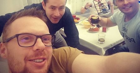 Krzysiek i Marcin ze "Ślubu od pierwszego wejrzenia" przyjaźnią się. Imprezują też z innym uczestnikiem programu. Poznajecie?
