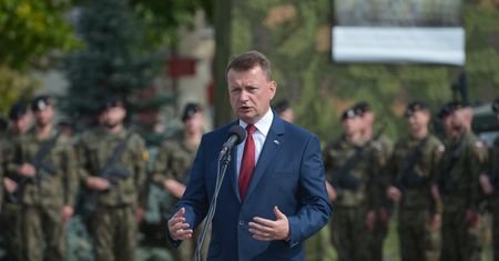 Błaszczak jak Macierewicz. Wyrzuca generałów, którzy podważają jego kompetencje