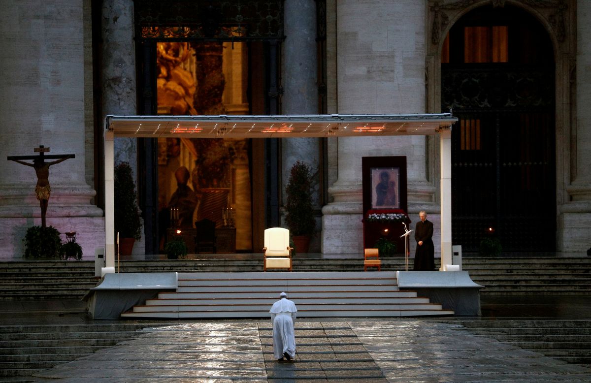 Koronawirus. Watykan. Franciszek modli się samotnie na placu Św. Piotra. Zmiany na Wielkanoc