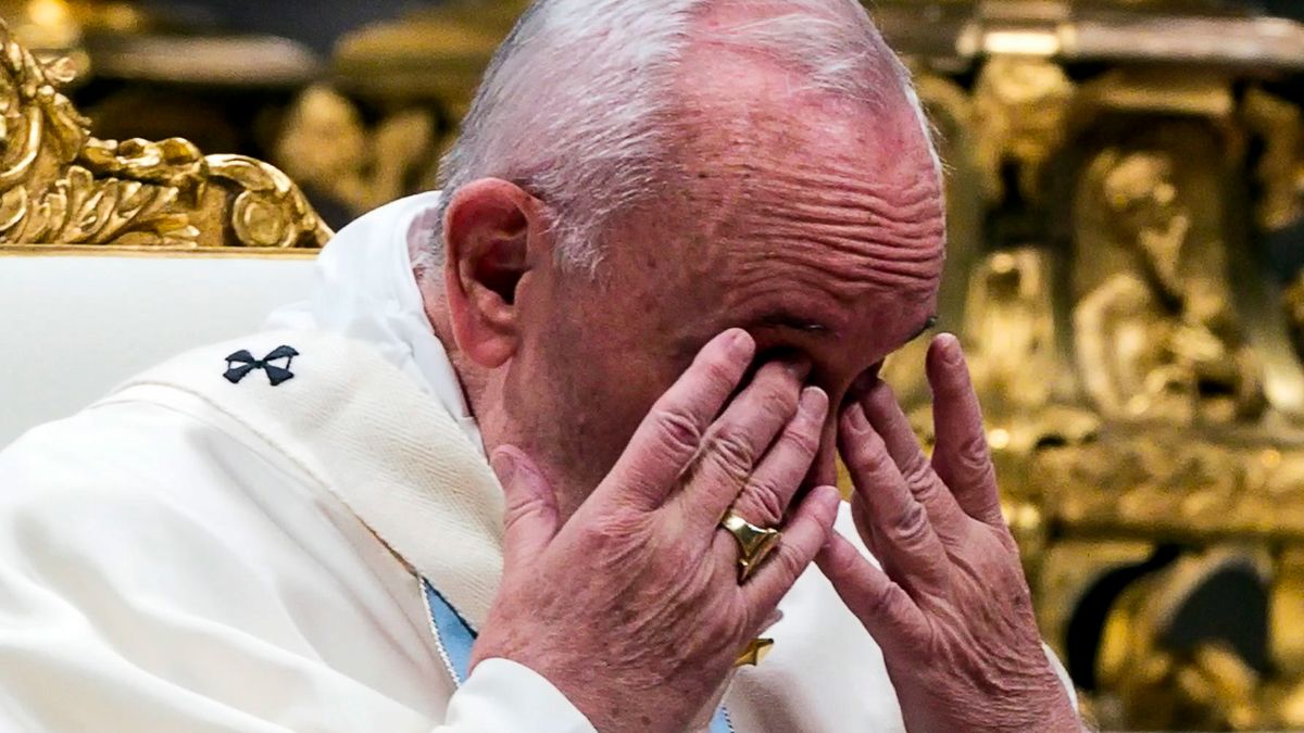 Papież uderzył kobietę w dłoń. Ks. Wojciech Lemański komentuje