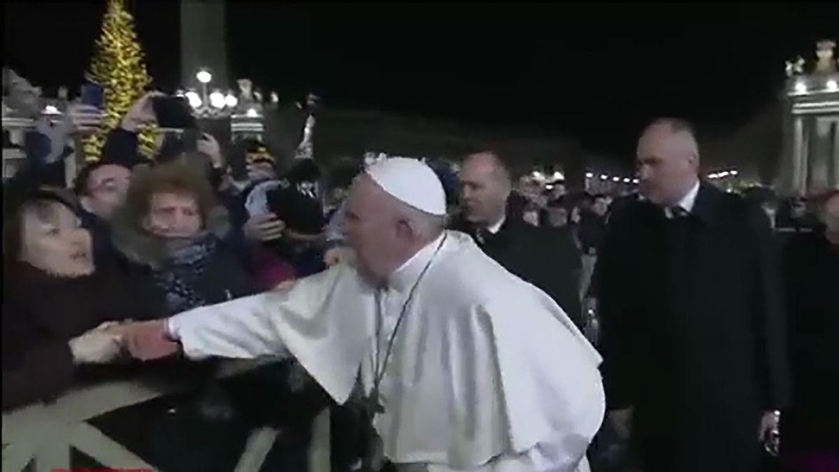 Papież Franciszek 31 grudnia uderzył kobietę w dłoń.