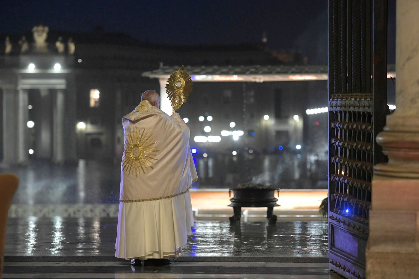 Papież Franciszek samotnie modlił się na Placu Św. Piotra