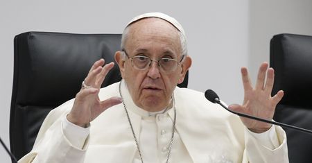 Wielu księży w Polsce czeka na koniec pontyfikatu. Krytykują Franciszka, a odrzucają Wojtyłę