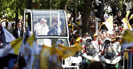 Papież Franciszek uderzony w twarz. Ochrona nawet nie drgnęła