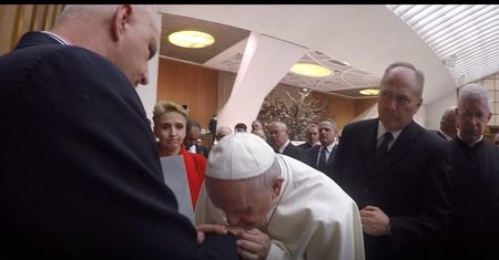 Bruncz: "Papież ucałował dłoń ofiary księdza pedofila. Przyznał, że Kościół zdradził ideały" (Opinia)