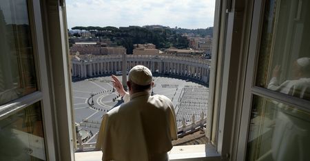 Koronawirus w Europie. Francuski biskup zarażony. Wcześniej widział się z papieżem Franciszkiem