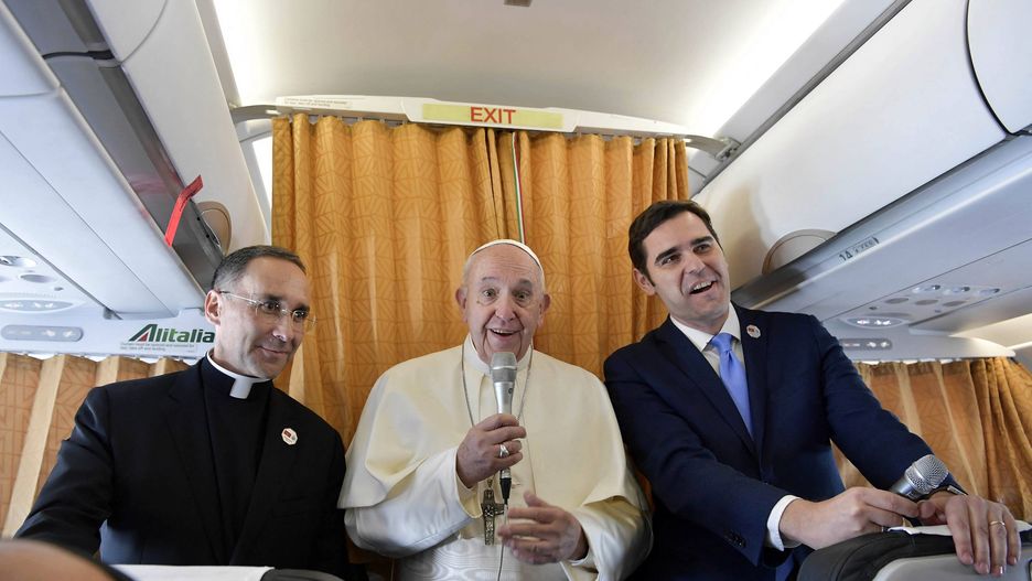 Papież Franciszek na pokładzie samolotu