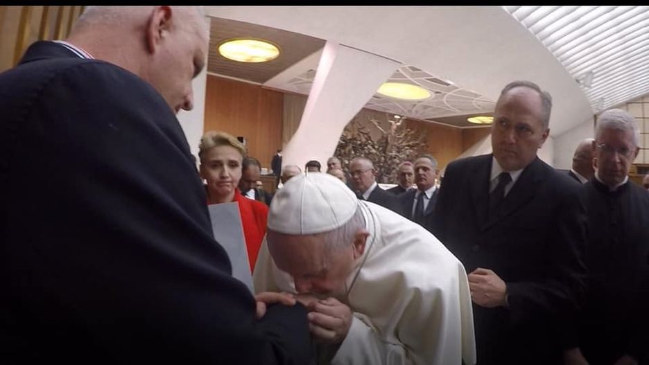 20 lutego 2019 r., Watykan. Papież Franciszek całuje dłoń Marka Lisińskiego, który jako dziecko padł ofiarą księdza pedofila