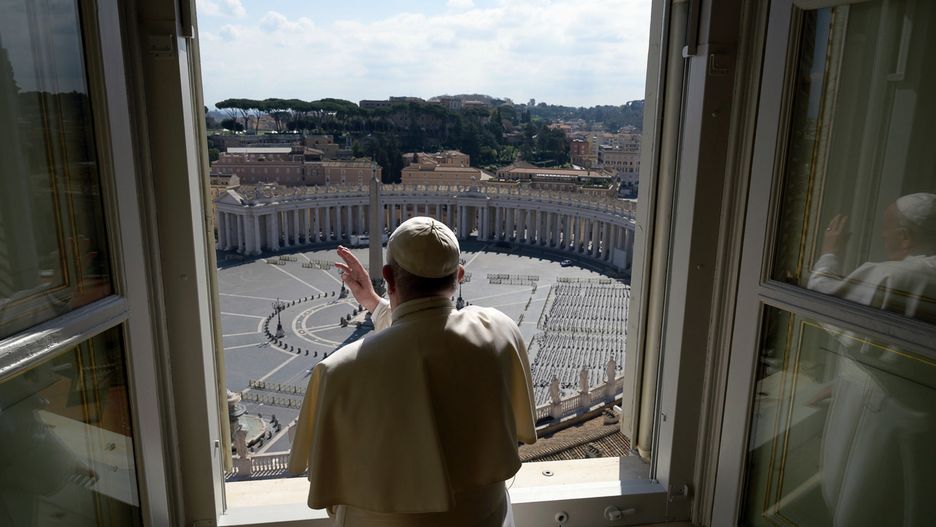 Koronawirus w Europie. Papież Franciszek udziela błogosławieństwa.