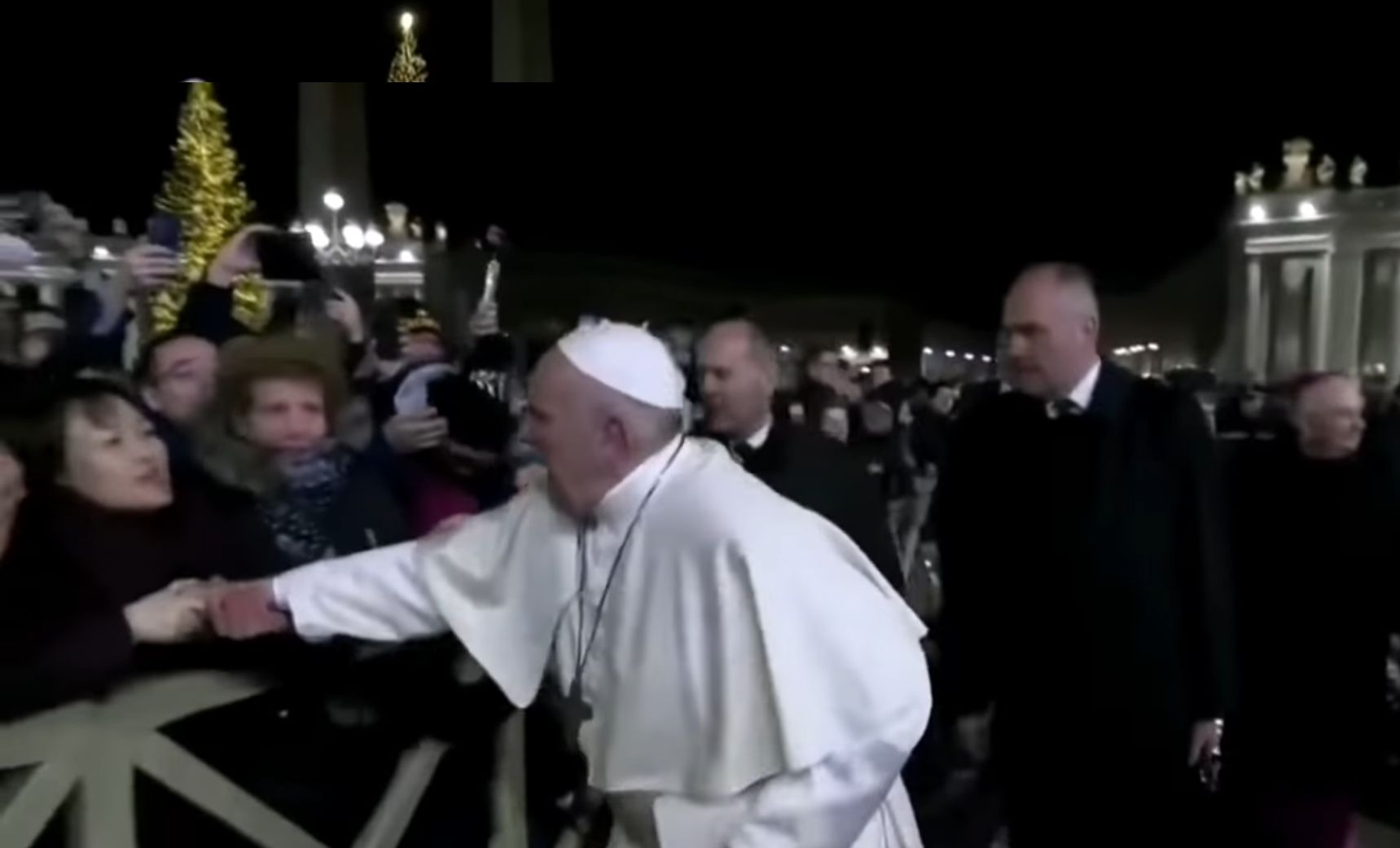 Papież Franciszek uderzył w rękę kobietę, która mocno pociągnęła go w swoją stronę