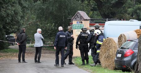 Godziszewo. Rodzeństwo zabarykadowało się w mieszkaniu. Grożą, że się wysadzą