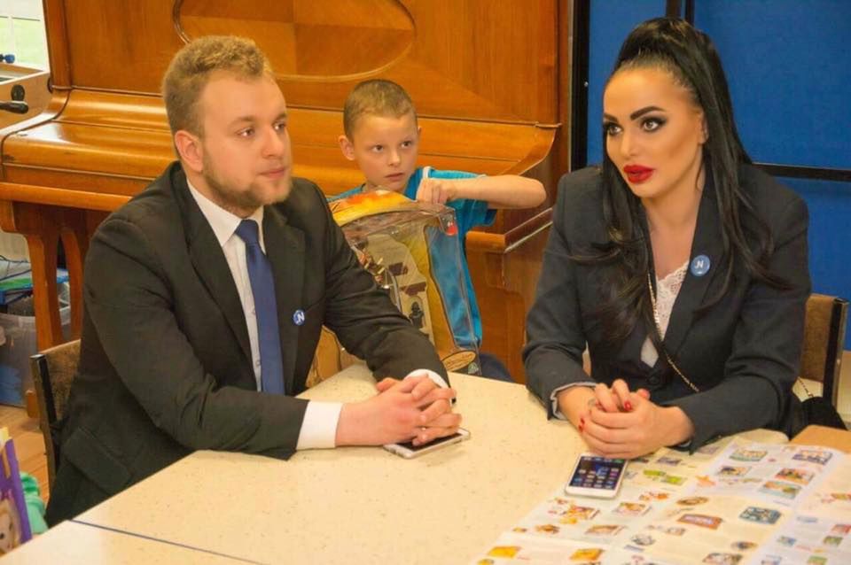 Młody działacz młodzieżówki Nowoczesnej zdegradowany. To kara za spotkanie z polską Angeliną Jolie