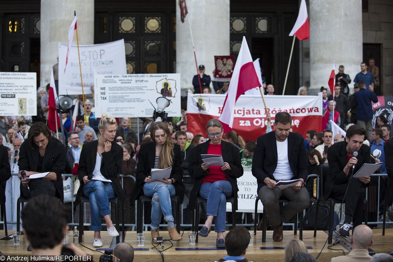 Czytała "bluźnierczą" sztukę. Opluwali ją i popychali. "Drżałam"