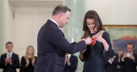 Agnieszka Radwańska przyjęła odznaczenie z rąk prezydenta. Niezręczna sytuacja