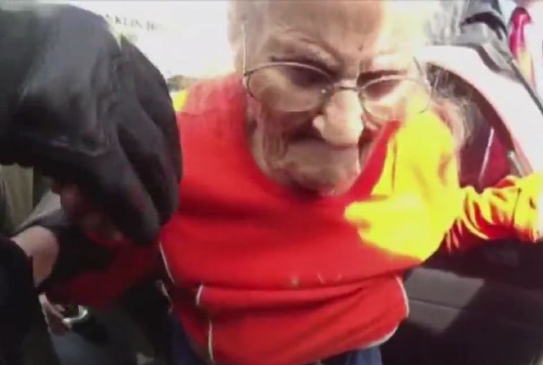 Policjanci wyrzucają z domu 93-latkę. Staruszka krzyczy z bólu i przerażenia