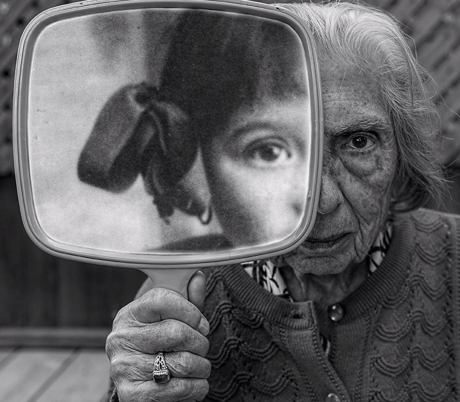 Wydobywa ze staruszki dziewczynkę