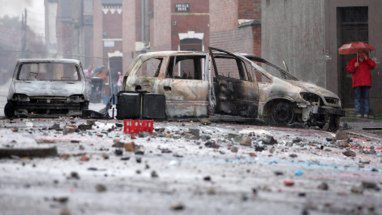 Zamieszki w Belfaście - 40 policjantów rannych