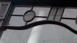 Pęknięta szyba azjatyckiego centrum wsparcia obok ulicy Lozells w Birmingham