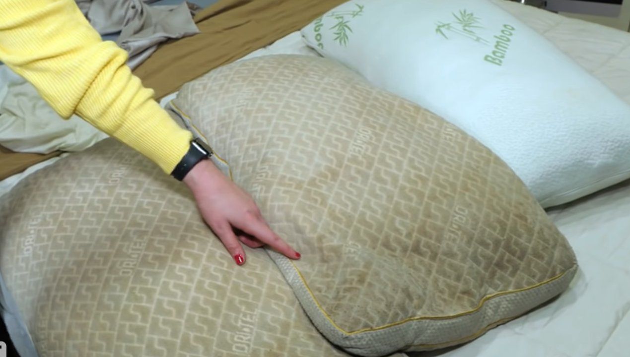 jak usunąć plamy z poduszki, fot. Youtube/InsideEdition