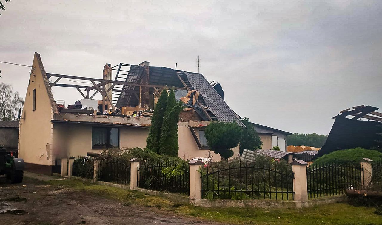 Zerwany dach i powalone drzewa – sytuacja po burzy
