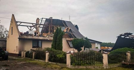 Zerwany dach i powalone drzewa – sytuacja po burzy