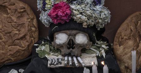Wyciągają szczątki bliskich, by napić się i zapalić