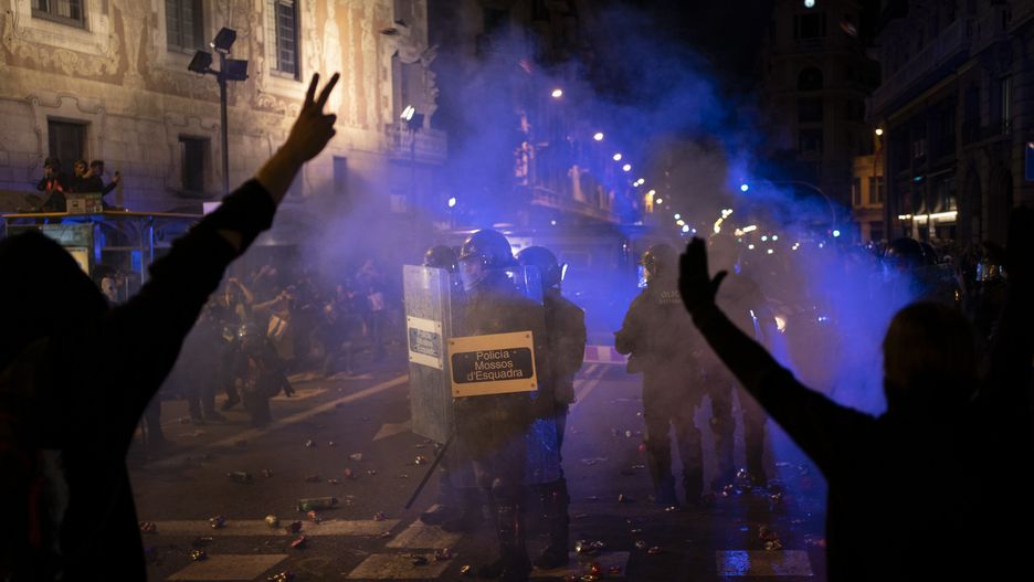 Barcelona. Tysiące manifestantów starło się z policją w stolicy Katalonii. Do zamieszek doszło w sobotę, 26 października. Kilkanaście osób jest rannych