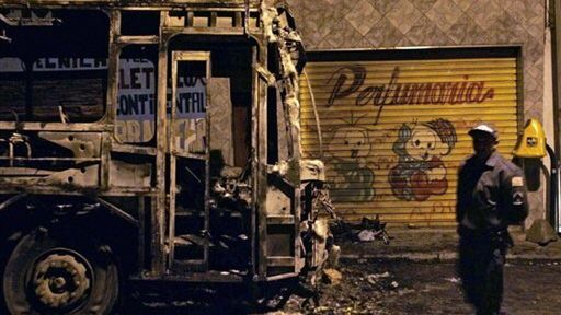 Miejski autobus spalony podczas zamieszek