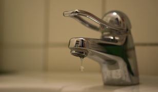 Brak wody: Ursus, Pruszków, Włochy i inne. W południowej części Warszawy ustawiają się kolejki do beczkowozów. Do kiedy potrwają utrudnienia?