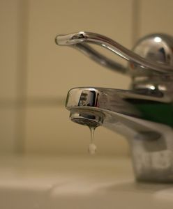 Brak wody: Ursus, Pruszków, Włochy i inne. W południowej części Warszawy ustawiają się kolejki do beczkowozów. Do kiedy potrwają utrudnienia?