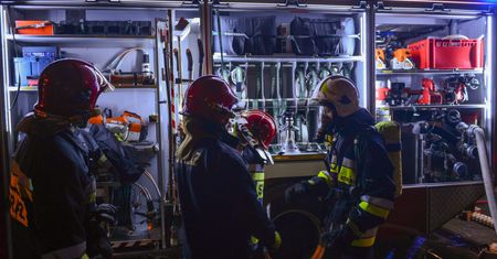 Pruszków. Nocny pożar kamienicy, w środku butle z gazem