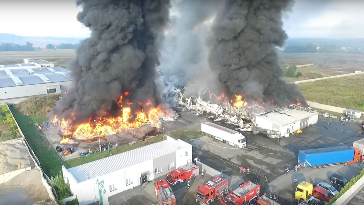 Pożar zakładów w Myszkowie (woj. śląskie), zawalił się dach płonącej hali