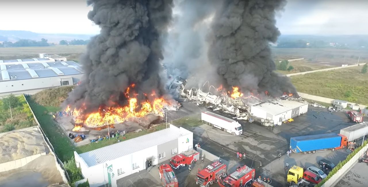 Pożar w Myszkowie. Płonie zakład przerobu odpadów. Zawalił się dach hali