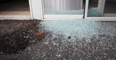 Emeryci nieźle nabroili w hotelu. Potem uciekli BMW