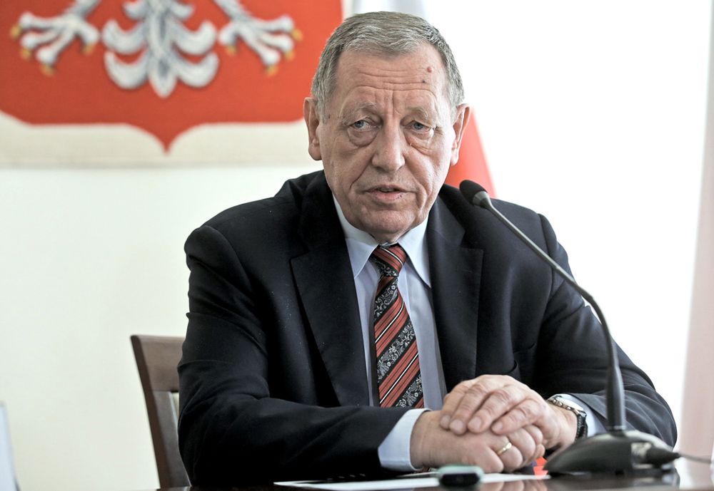 Jan Szyszko w opałach. Pożary składowisk śmieci mają być efektem jego polityki