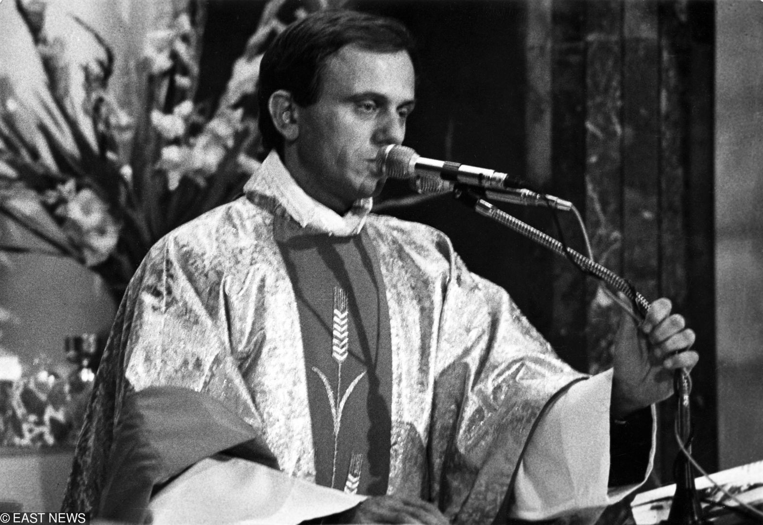 Ksiądz Jerzy Popiełuszko podczas odprawiania mszy świętej, lata 80.