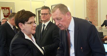 "To trudna odpowiedź, kim jest córka leśnika i co było w kopercie". Polacy muszą poczekać