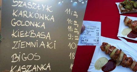 Szaszłyk za 112 zł? Sprawdziliśmy, skąd biorą się ceny na świątecznych jarmarkach