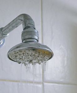 Jak usunąć kamień ze słuchawki prysznicowej? Domowe sposoby