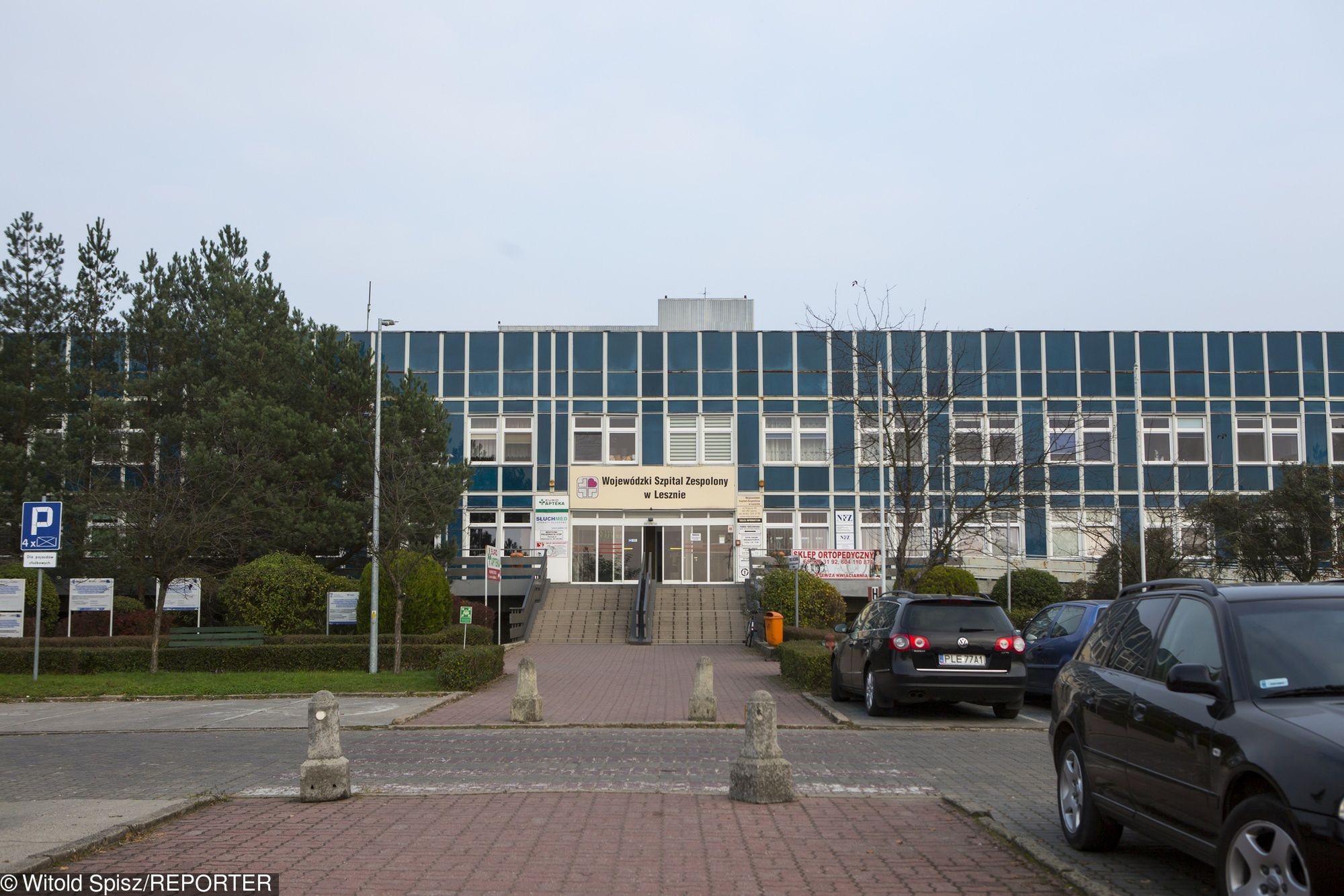 Leszno. Pacjent w wieku ok. 80 lat wypadł z okna szpitala na szóstym piętrze
