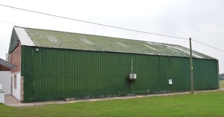 Irlandia. Przestępca udawał biednego. Policja weszła do jego "szopy"