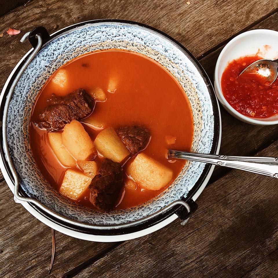 Zupa gulaszowa, czyli tradycyjne węgierskie danie